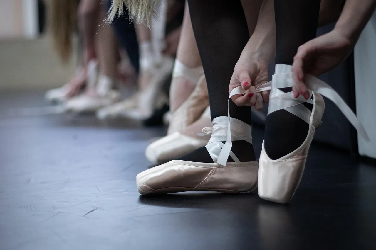 Cours de danse classique en studio lumineux.