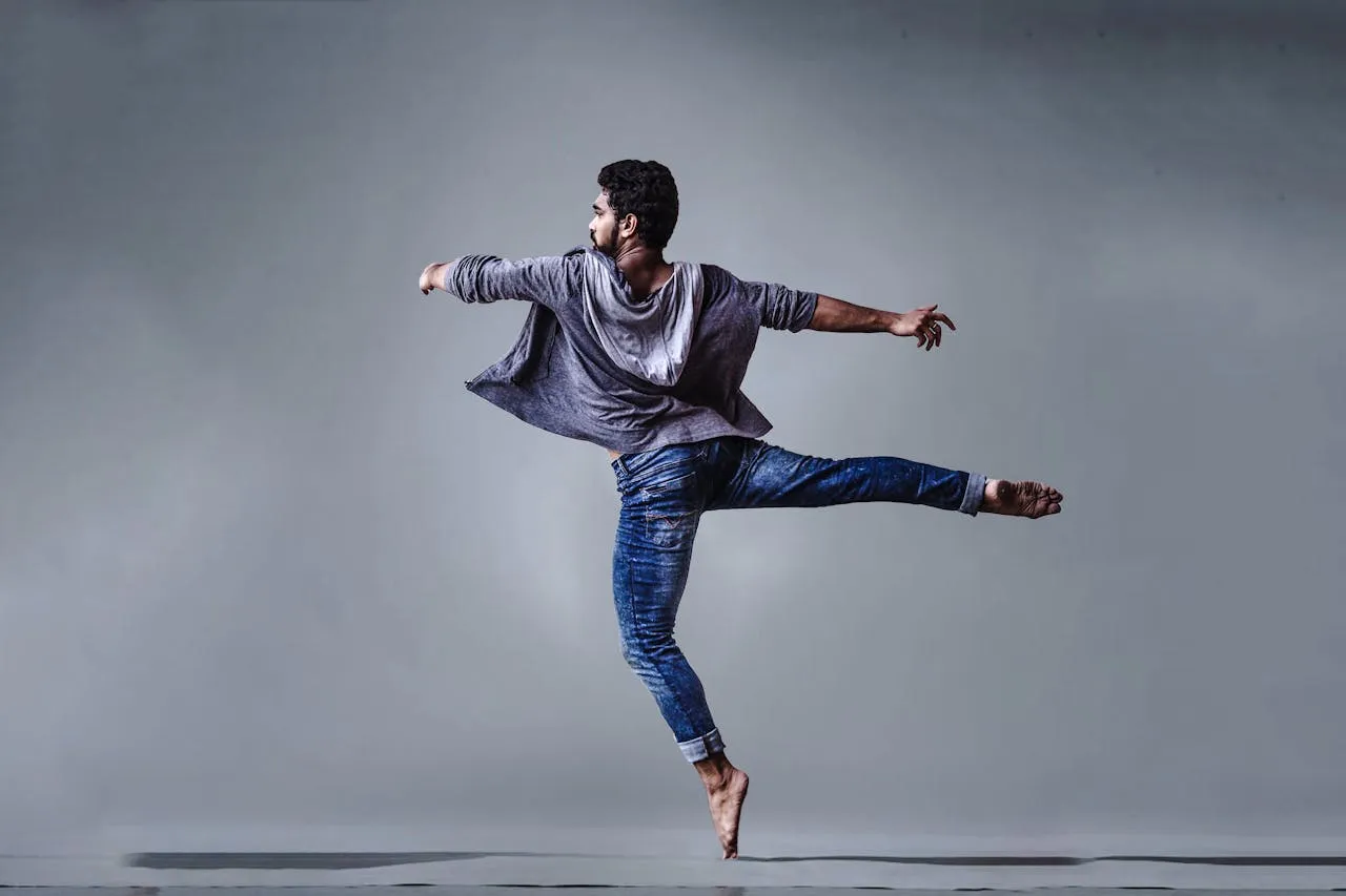 Danseur en pirouette, photographie d'art en studio.