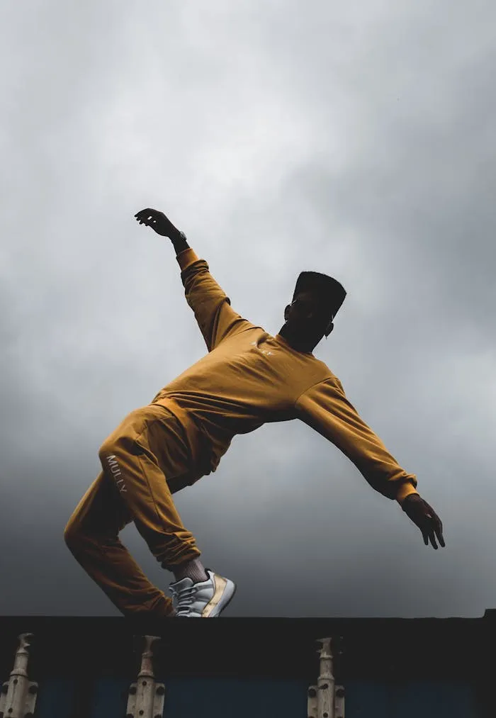 Danseur en tenue colorée, expression dynamique.