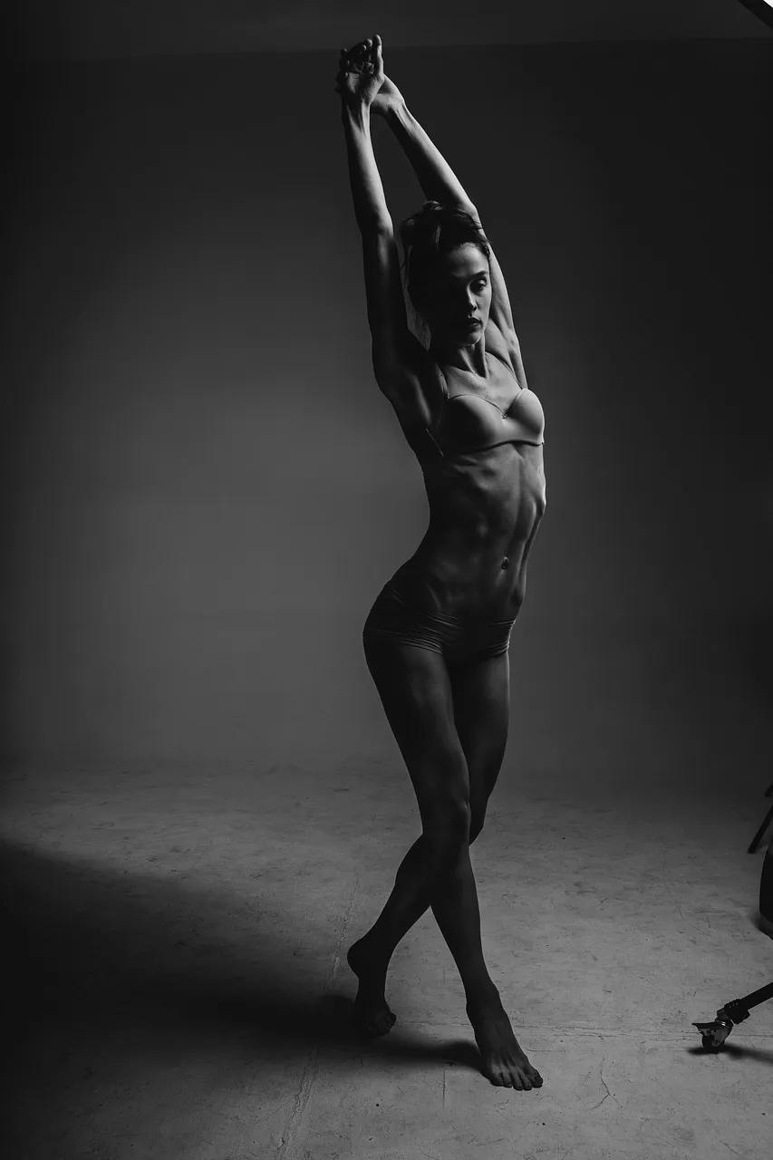 Photographie de danse en noir et blanc, ambiance énergique.