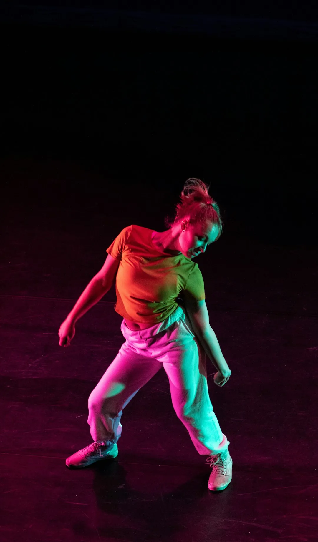Danseuse sur scène, lumière d'ambiance.