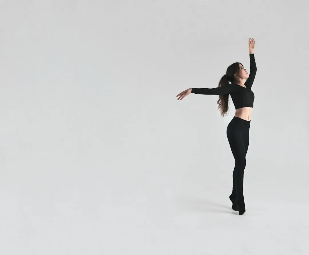 Danseuse en tenue d'entraînement, posture engagée.