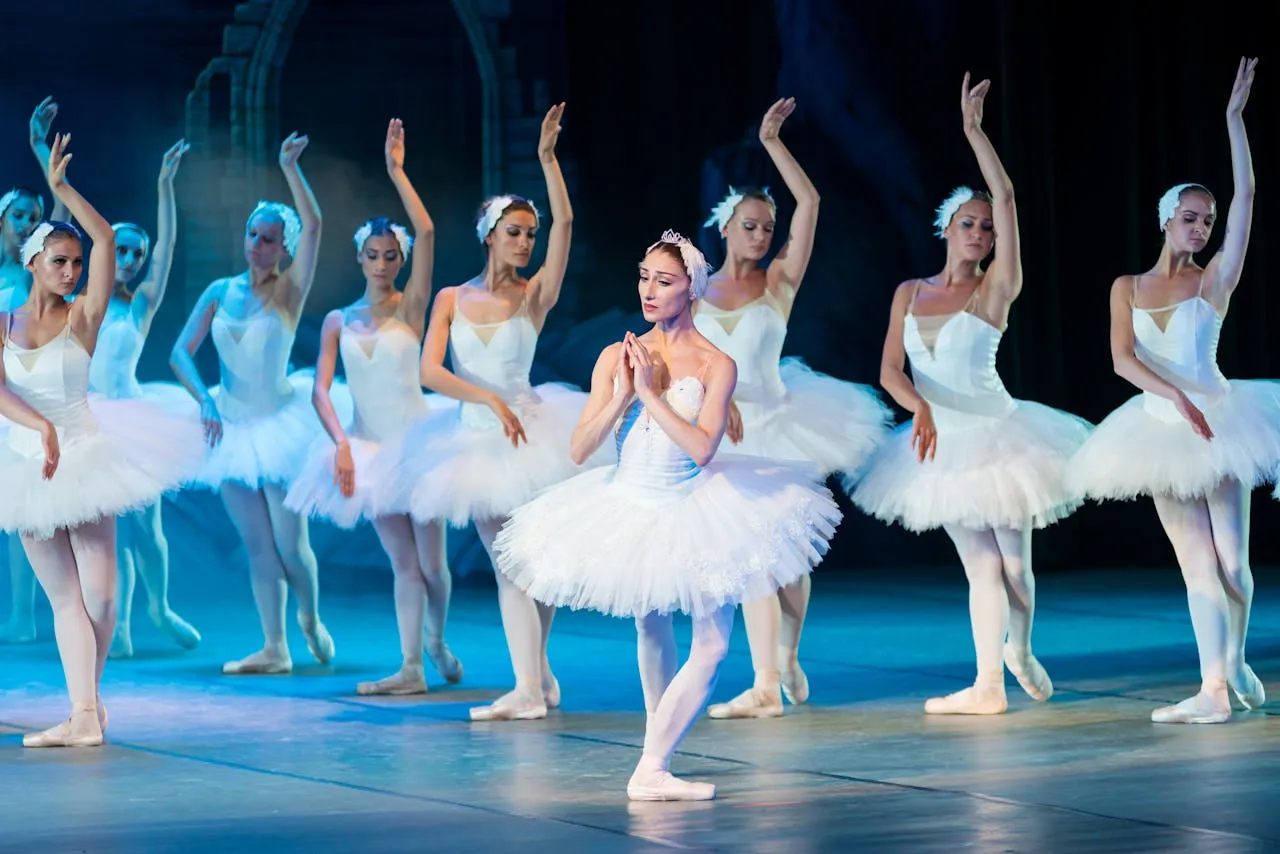 Groupe de danseuses en cours collectif de danse classique.